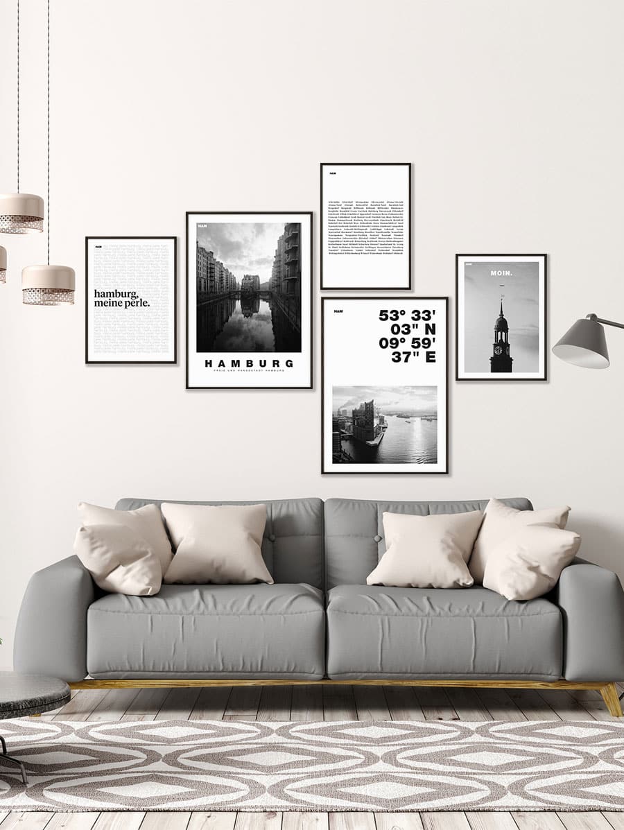 Hamburg Poster Set "Schwarz-Weiß" an einer Wohnzimmerwand im Rahmen